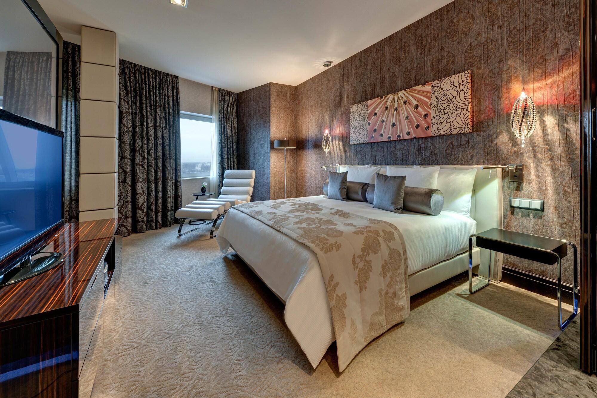 Отель Hilton Frankfurt Airport 4*